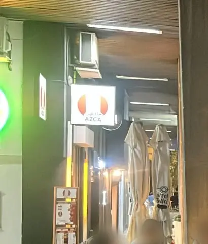 Fachada con el cartel «Café&Ron AZCA»