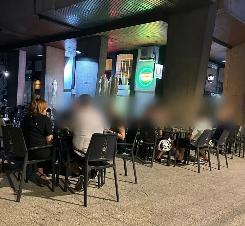 La terraza bajo los soportales